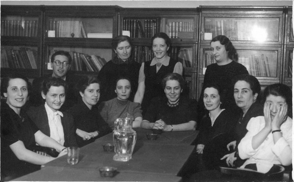 Gyömrői Edit (az asztalfőn) szociális munkások körében az 1930-as években
