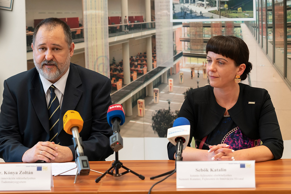 Sebők Katalin, elnökhelyettes (NKFIH) és Kónya Zoltán, tudományos és innovációs rektorhelyettes (SZTE)