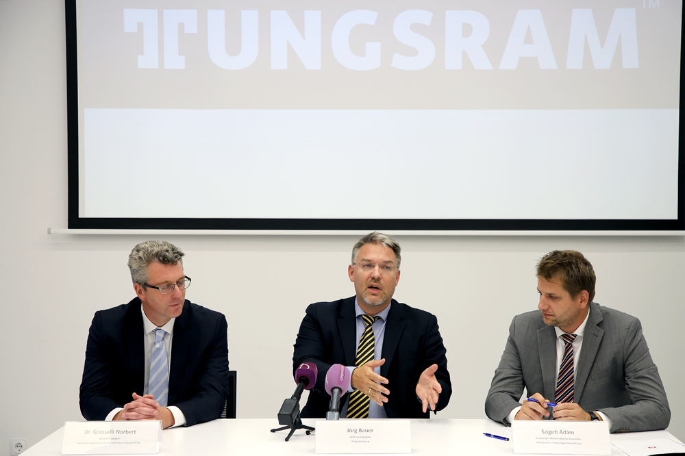 Grasselli Norbert, ügyvezető igazgató (Bay Zoltán Kft.), Jörg Bauer, elnök-vezérigazgató (Tungsram) és Szigeti Ádám, innovációért felelős helyettes államtitkár (ITM)