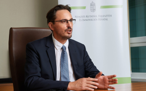 DomonkosPeter-KDP-Dr. Domokos Pétert, a Kutatási Kiválósági Tanács elnöke DomonkosPeter-KDP-Dr. Domokos Pétert, a Kutatási Kiválósági Tanács elnöke